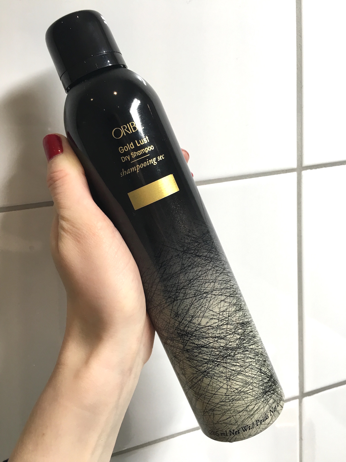 Oribe Gold Lust Dry Shampoo  in hand | skonhetssnack.se