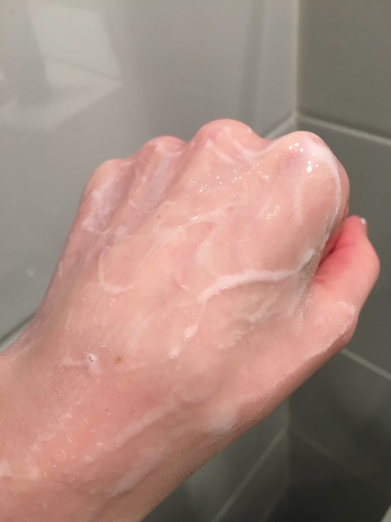 skin regimen cleanser on hand, skonhetssnack.seIMG_0918